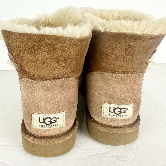 Ugg Mini Bailey Button Boot Womens Size 8 Logo Spellout Brown Monogram - Picture 6 of 11